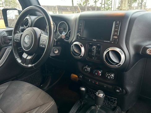 Used 2015 Jeep Wrangler Unlimited Rubicon w/ Connectivity Group AWD/4WD image 23