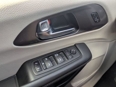 Used 2023 Chrysler Pacifica Touring-L FWD image 25