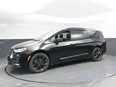 Used 2025 Chrysler Pacifica Limited FWD image 7