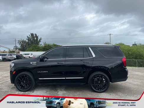 Used 2024 GMC Yukon SLT w/ SLT Luxury Package image 4