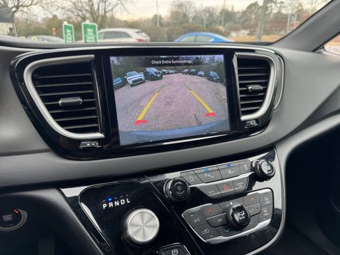 Used 2025 Chrysler Pacifica Select image 17