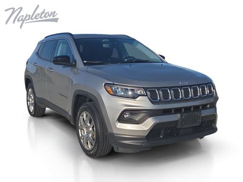 Used 2022 Jeep Compass Latitude w/ Sun and Sound Group AWD/4WD image 8