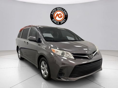 Used 2020 Toyota Sienna LE FWD image 1