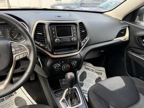 Used 2014 Jeep Cherokee Sport FWD image 11