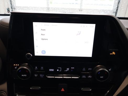 Used 2024 Toyota Highlander XLE AWD/4WD image 20