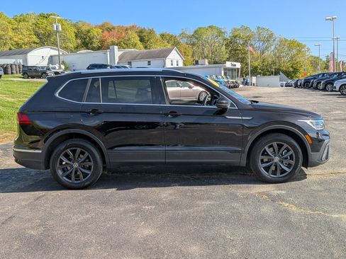 Used 2022 Volkswagen Tiguan SE image 3