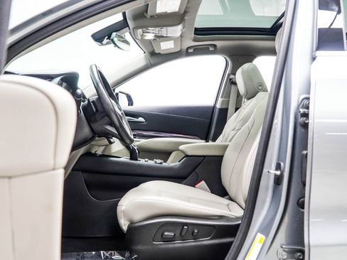 Used 2023 Cadillac XT4 Luxury w/ Cold Weather Package FWD image 35