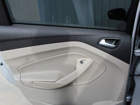 Used 2019 Ford Escape SE image 16