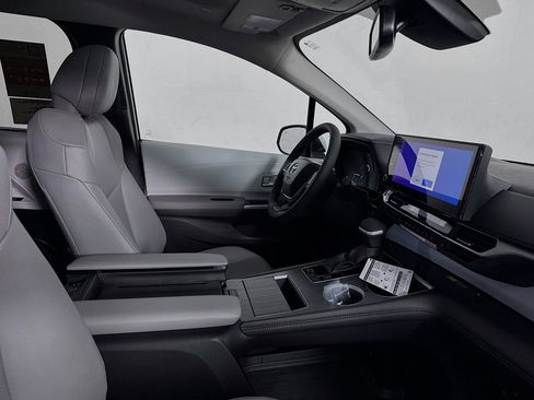 New 2026 Toyota Sienna XLE image 33