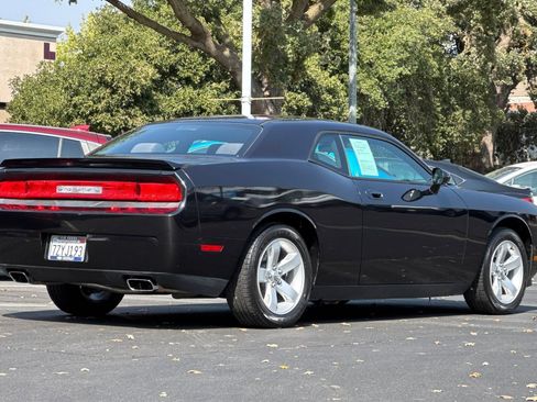 Used 2010 Dodge Challenger R/T RWD image 3
