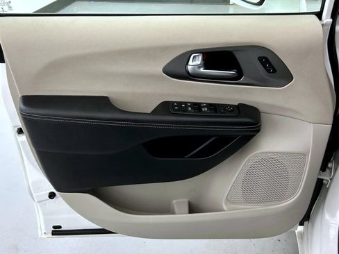 Certified 2022 Chrysler Pacifica Touring-L FWD image 9