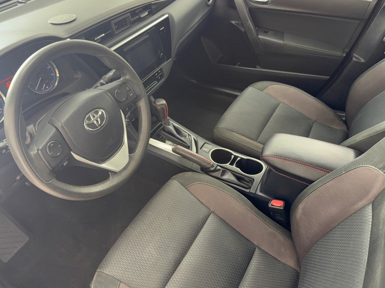 Used 2017 Toyota Corolla LE FWD image 4