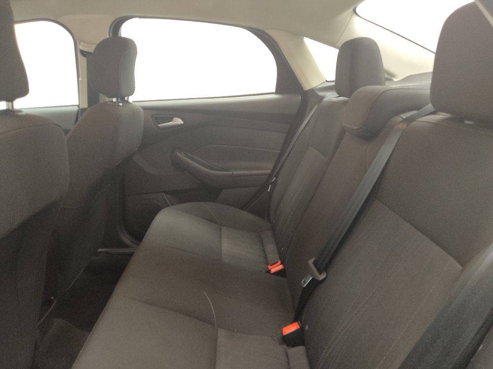 Used 2018 Ford Focus SE w/ SE Appearance Package FWD image 18