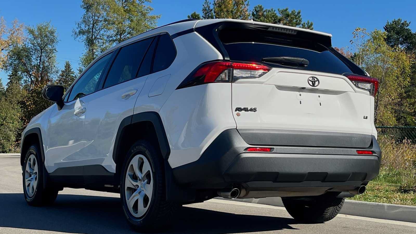 Used 2019 Toyota RAV4 LE FWD image 17