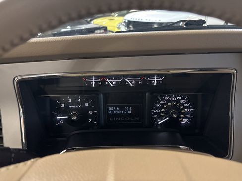 Used 2010 Lincoln Navigator L 4WD image 19