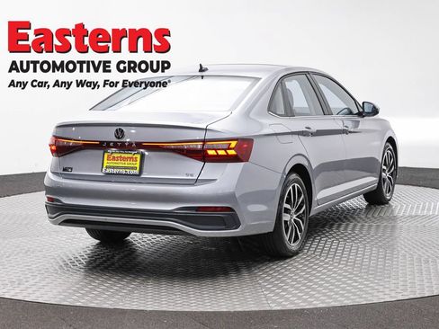 Used 2025 Volkswagen Jetta SE FWD image 5