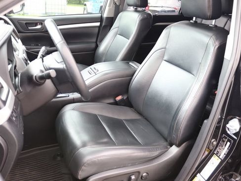 Used 2019 Toyota Highlander XLE AWD/4WD image 6