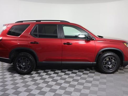Used 2025 Honda Pilot TrailSport image 9