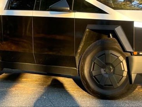 Used 2025 Tesla Cybertruck AWD Crew Cab image 7