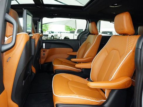 Used 2024 Chrysler Pacifica Pinnacle w/ Trailer Tow Group image 28