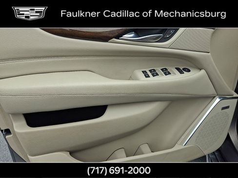 Used 2018 Cadillac Escalade Luxury AWD/4WD image 17
