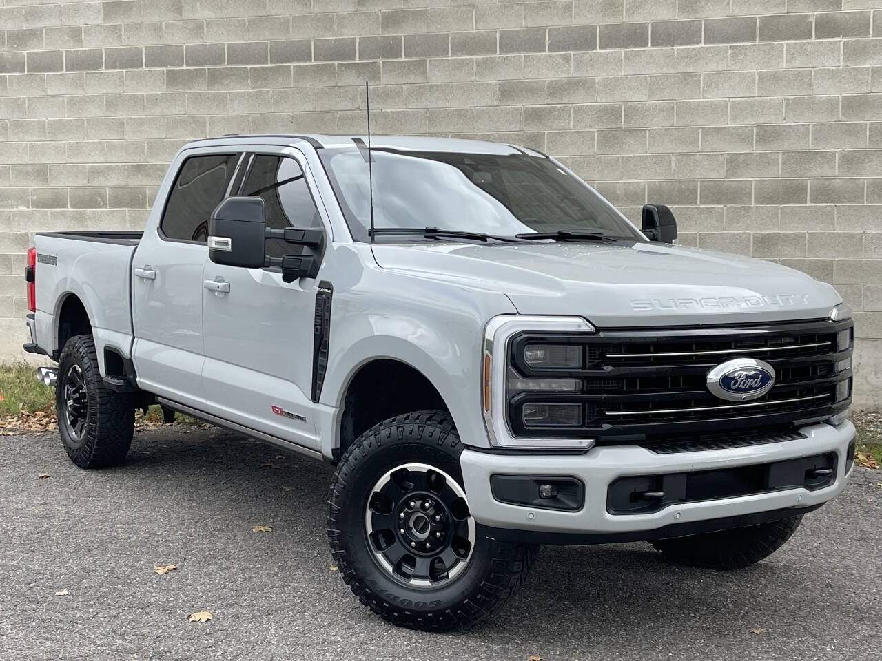 Used 2026 Ford F350 Platinum w/ Tremor Off-Road Package AWD/4WD image 1