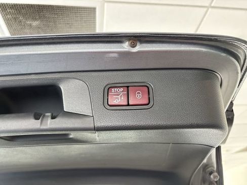 Used 2019 Mercedes-Benz GLC 300 w/ Premium Package image 17