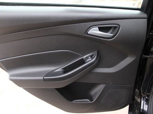 Used 2018 Ford Focus SE w/ SE Appearance Package image 9