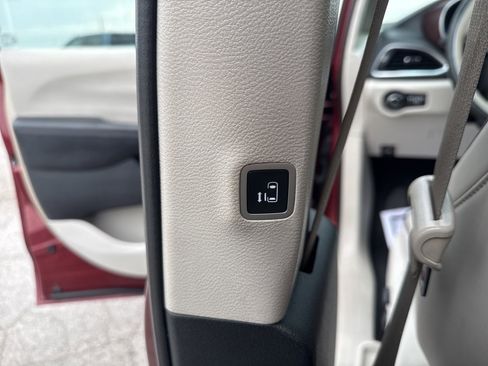 Used 2020 Chrysler Pacifica Limited image 26