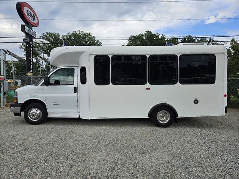 Used 2018 Chevrolet Express 4500 w/ Shuttle Bus Package RWD image 4