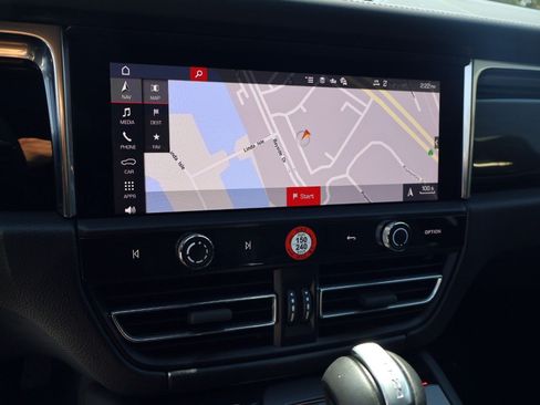 Certified 2026 Porsche Macan AWD/4WD image 18