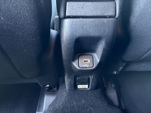 Used 2019 Jeep Renegade Latitude w/ Popular Equipment Group image 19