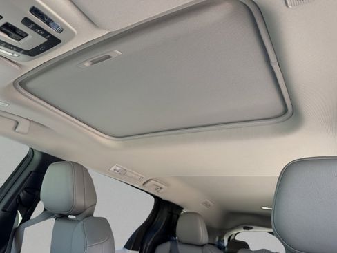 Used 2025 Toyota Sienna XLE FWD image 7