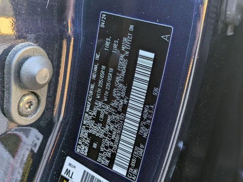 Used 2024 Toyota Highlander XLE image 30