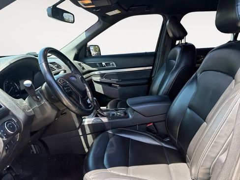 Used 2019 Ford Explorer XLT w/ Equipment Group 202A AWD/4WD image 9
