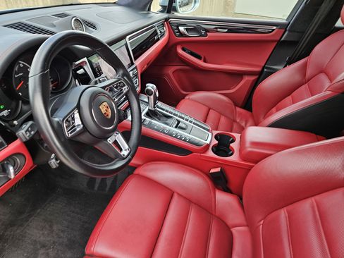 Used 2021 Porsche Macan Turbo image 4