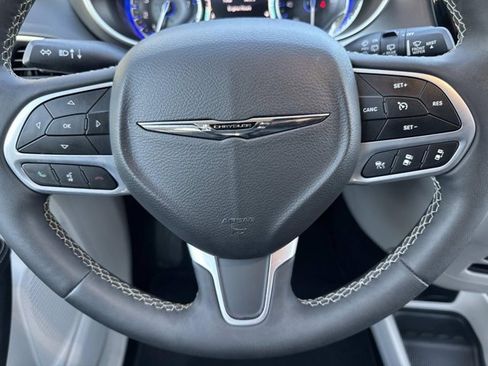 Used 2024 Chrysler Pacifica Touring-L image 21