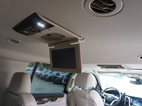Used 2019 Cadillac Escalade ESV Luxury RWD image 17