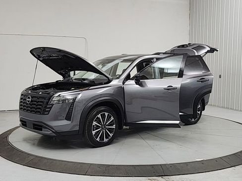 New 2026 Nissan Pathfinder Platinum FWD image 11