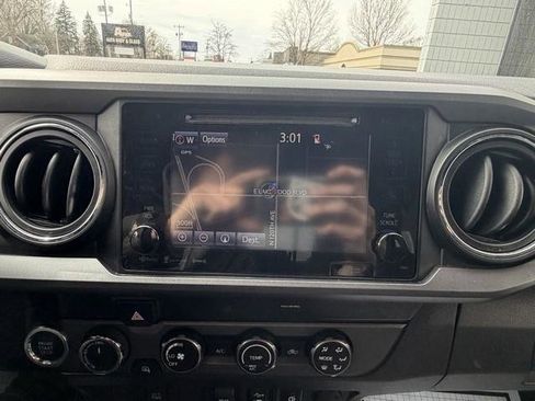 Used 2019 Toyota Tacoma TRD Off-Road image 19