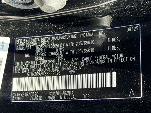 Used 2025 Toyota Highlander LE FWD image 33