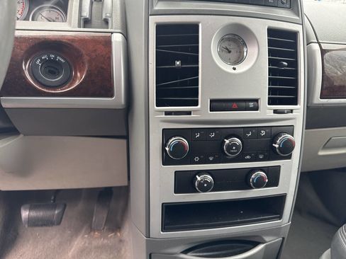 Used 2010 Chrysler Town & Country Touring image 8