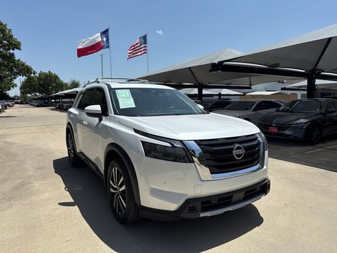 Certified 2025 Nissan Pathfinder Platinum w/ Cargo Package FWD image 7