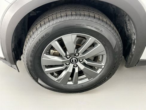 Used 2024 Nissan Pathfinder SV image 11