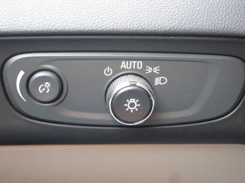 Used 2019 Buick Enclave Essence image 14