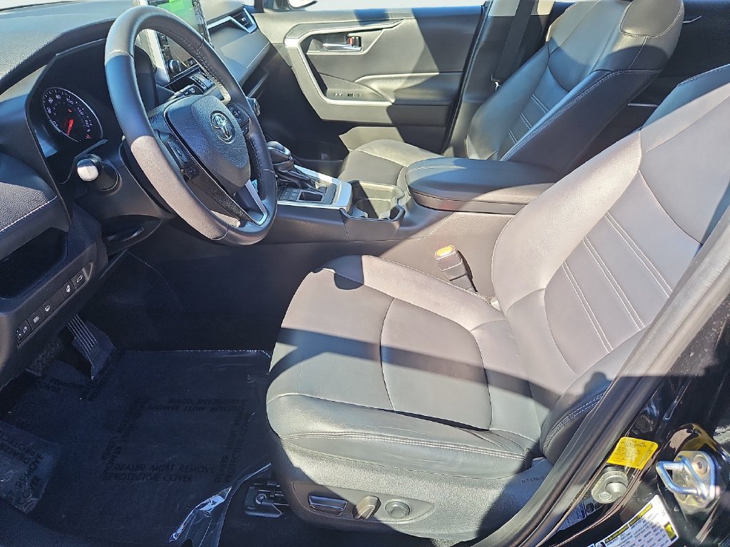 Used 2020 Toyota RAV4 XLE Premium AWD/4WD image 32