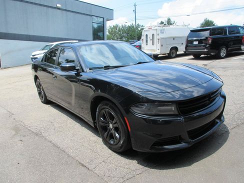 Used 2020 Dodge Charger SXT RWD image 3