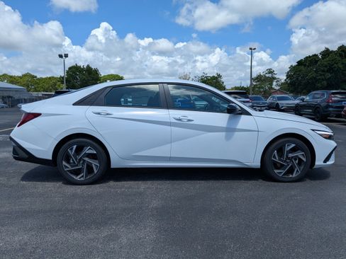 New 2025 Hyundai Elantra SEL image 3