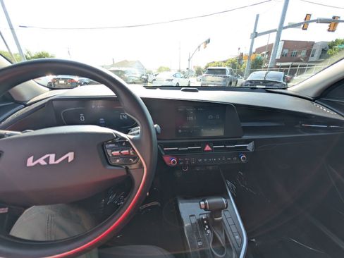 Used 2023 Kia Niro LX image 20