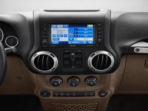 Used 2012 Jeep Wrangler Unlimited Rubicon w/ Connectivity Group AWD/4WD image 17